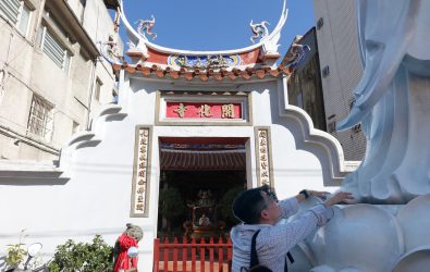 考試壓力大？快來「抱佛腳」加持一下！彰化市開化寺推出超有趣祈福活動「臨試抱佛腳」，為考生加持。（開化寺提供）