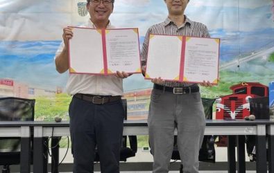 永慶高中郭春松校長（左）與嘉義大學林楚迪主任（右）簽署合作，將共同培育科技人才。（圖/永慶高中提供）