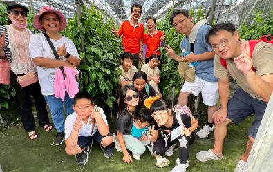 頂新和德文教基金會舉辦親子半日旅程，孩子們化身小小生態探險家，在光蠟樹下觀察獨角仙、走進荖葉園聽農民講故事。（頂新和德文教基金會提供）