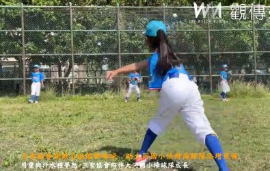 玉聖社會服務關懷協會慷慨捐贈經費，為大同國小快樂海豚棒球球隊添購必要的棒球器材。（大同國小提供）