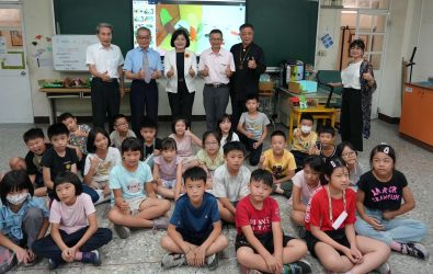 彰化縣秀育企業慷慨捐贈雲林縣政府493部實物投影機，將配置於縣內95所國中小學的自然、科技與美術等專科教室。（圖／記者蘇榮泉攝）