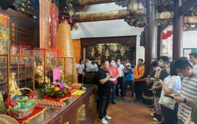 彰化開化寺舉辦《臨試抱佛腳》祈福活動，首度開放高聳的大觀音聖像，讓考生登樓「抱佛腳」，感受心靈慰藉與神聖祝福。（彰化市公所提供）