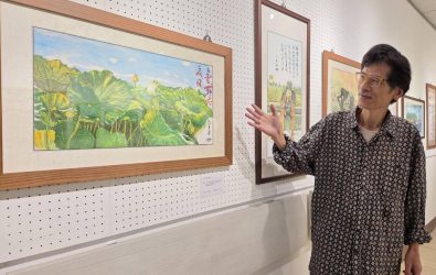 「老鷹之手」紀錄片導演彭家如重拾繪畫天賦創作辧展。(圖／記者邱嘉琪攝)