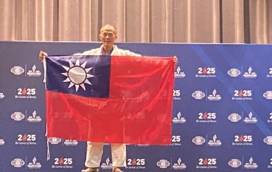 彰化縣警察局訓練科科長林世明參加2025年世界警察暨消防運動會柔道賽，擊敗科索沃名將CENA Anton，勇奪金牌，頒獎台上自信展開國旗，高喊「我來自台灣」。（彰化縣警察局提供）