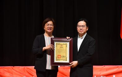 結合甲骨文與科技藝術，彰化師大邱文正《字耕農》展榮獲美國MUSE與英國倫敦設計雙銀獎，彰化藝術實力受國際肯定。（彰化縣文化局提供）