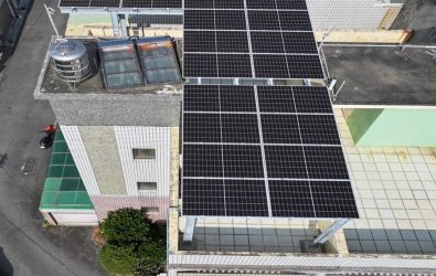 彰化縣政府推出住宅及特定工廠兩項太陽光電補助計畫，每案最高補助10萬元，鼓勵民眾與業者利用屋頂空間設置光電系統。（彰化縣政府提供）