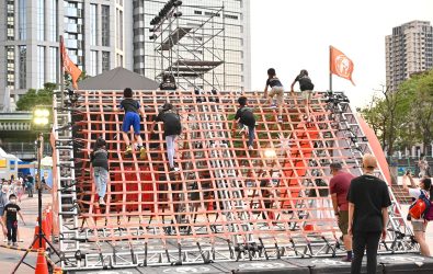 「2025新北市兒童藝術節」再度攜手全球知名的障礙賽事+Spartan+Kids，在市民廣場打造結合運動與冒險的「小勇士營」。
