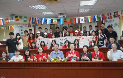 大葉大學舉辦暑期華語營，來自印尼與菲律賓的國際學生齊聚一堂，不僅學習中文，還透過書法、烹飪等課程深入體驗台灣文化，收穫滿滿。（記者張溎壕攝）