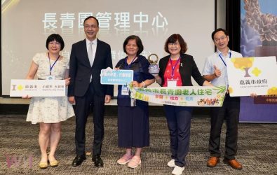 銀光好居行動聯盟主席朱立倫(左二)與嘉基長青園管理中心主任鍾佳容(右二)及嘉義市政府秘書曾建福(右一)、老人福利科科長林憶君、科員游育靜(左一)合影。（圖/嘉基提供）
