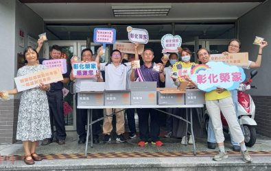 為推廣健康飲食觀念與減醣生活，減醣市集業者捐贈低醣泡芙與貝果至彰化榮家，讓長者享用低負擔甜點，兼顧美味與健康。（記者陳雅芳攝）