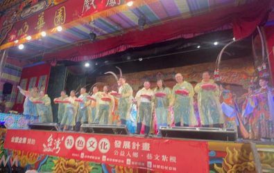 台塑企業為推廣本土文化與凝聚地方情感，已連續15年邀請國寶級歌仔戲團明華園戲劇總團前往雲林台西鄉安西府演出。（圖／記者蘇榮泉攝）
