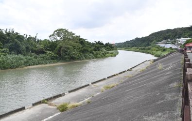 行政院長卓榮泰今天下午前往彰化縣芬園鄉視察貓羅溪堤岸整治工程。（記者陳雅芳翻攝）
