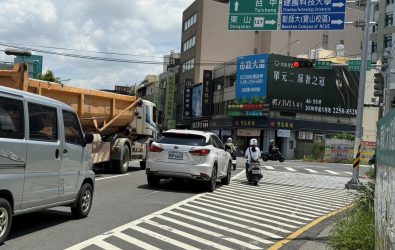 台一線彰化市路段設置槽化線防事故，卻引發罰單爭議，機車族怒批騎車如走鋼索。（記者陳雅芳攝）