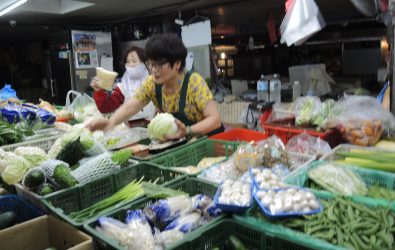 颱風「丹娜絲」來勢洶洶，民眾紛紛搶購蔬果備料，不少市場蔬菜架瞬間清空。（記者陳雅芳攝）