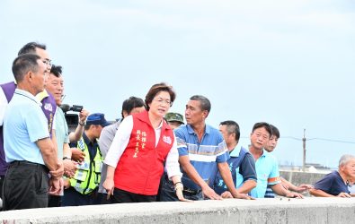 颱風丹娜絲逼近，彰化縣列入警戒區，縣長王惠美前往大城下海墘抽水站視察防汛整備，強調應全力應對風雨威脅。（彰化縣政府提供）