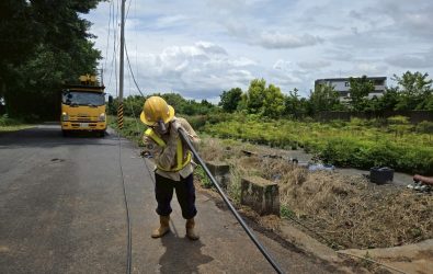 丹娜絲颱風襲彰化，導致局部地區大規模停電，有2393戶停電，台電派員全力搶修今午後全面復電。（台電提供）
