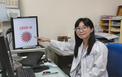 嘉榮家醫科醫師洪恩琪呼籲符合第二劑JN.1疫苗施打條件的民眾應儘快完成接種，以降低感染COVID-19重症與併發症的風險。(圖／嘉榮提供)