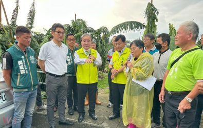 立法委員劉建國於8日邀請農業部次長胡忠一與農糧署長姚士源等人赴古坑、斗南等地深入會勘，期盼儘速啟動災損補助。（圖／記者蘇榮泉攝）