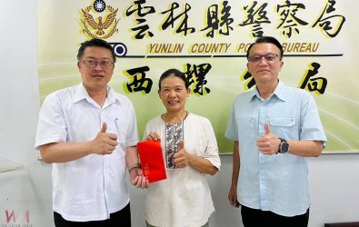 警察局長李建民（左）親自致贈紅包與祝福語，感謝她多年來的辛勞奉獻，場面溫馨感人。（圖／記者蘇榮泉翻攝）