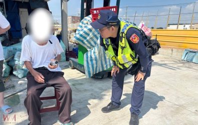 員警接獲熱心民眾報案後趕抵現場，先安撫李姓老翁情緒，再載返派出所休息，並提供茶水補充水分。（圖／記者蘇榮泉翻攝）