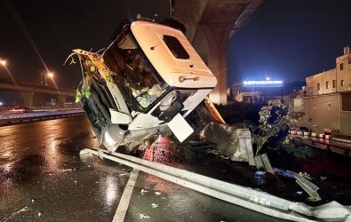 1140709-211國道桃園南崁匝道聯結車自撞護欄 後方車斗懸空嚇人