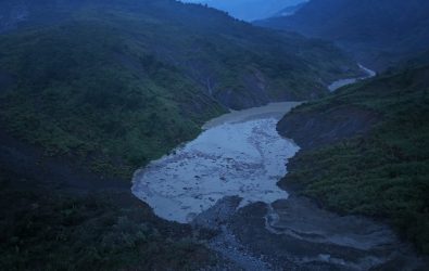 丹娜絲颱風挾帶豪雨重創中南部，清水溪上游昨晚土石崩落，阻斷河道形成堰塞湖，水利署派員現勘，並評估潰壩風險。（雲林縣消防局提供）
