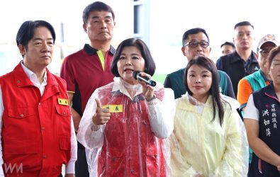 總統賴清德雲林勘災時張麗善當面陳情，籲請儘速將雲林納入全品項免現勘救助。（圖／記者蘇榮泉攝）