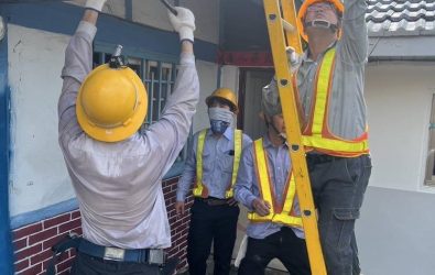 用電開關箱受潮引發蚵棚火警，台電提醒民眾在風災過後，應自行檢查用電設備，以確保用電安全。（圖/台電提供）