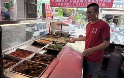 彰化市大埔排骨飯店將於19日免費發放100份愛心便當，給社區弱勢及經濟困難的民眾。（記者陳雅芳攝）