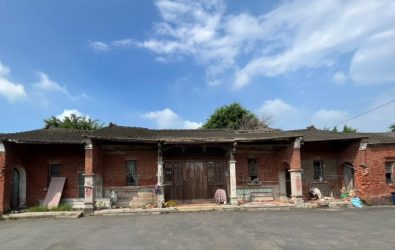 歷史建築「芳苑洪家古厝」正身中間為五開間、左右護龍與門樓配置完整，具「九包五」。（文化局提供）