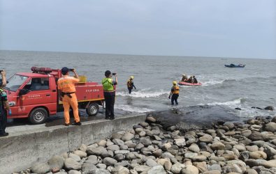 彰化芳苑潮間帶釣客遭潮水圍困，消防緊急救援兩人幸運脫險。（消防局提供）