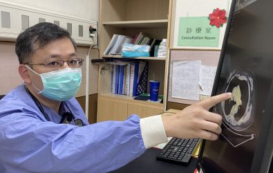 彰化一名65歲婦人突感背部劇痛送醫，醫師急診判斷為主動脈剝離，緊急轉送手術搶回一命。（員榮醫院提供）