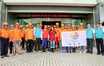 翁章梁縣長送飲料慰勞外縣市助嘉縣挺過風災復原。（圖/嘉義縣政府提供）