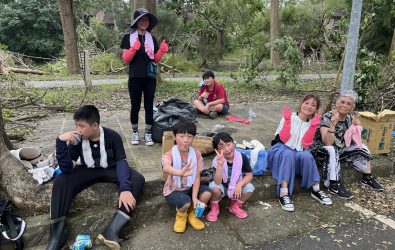 遠從基隆來的三代志工，攜手清理校園。(圖／中正大學提供)