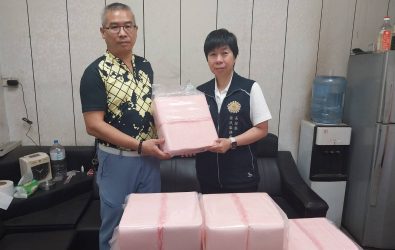 王志強先生(左)代表捐贈，王怡文處長(右)代表受贈