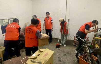 丹娜絲颱風引發豪雨，彰化縣榮服處啟動災後關懷行動，由處長邱文俊親率團隊結合志工，前往員林協助榮民眷清理家園。（記者陳雅芳攝）