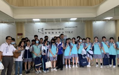 1140714-221-徐其萬議員與大園國中學生參加交通科技執法中心舉辦的遊樂翻轉夏令營。