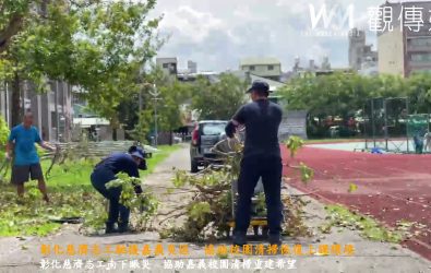 慈濟彰化志工南下嘉義災區，頂著烈日清理校園倒木與落葉，協助重建學習環境。（慈濟彰化分會提供）