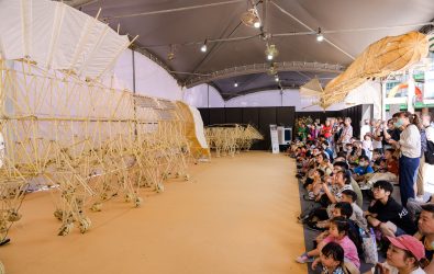 來自荷蘭的藝術家Theo+Jansen以塑膠、木頭與尼龍布創作的「仿生獸」。