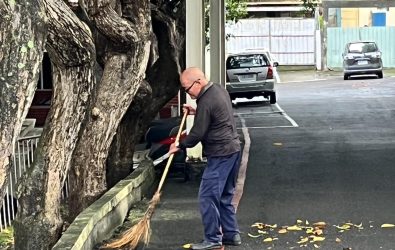 颱風過後病媒蚊蠢動，彰化榮家即刻啟動清消行動，落實登革熱防治關鍵措施。（記者陳雅芳攝）