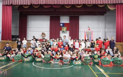 114年暑期龍鳳獅訓練營首度採跨校、跨鄉鎮、跨縣市的聯合練習模式，邀集苗栗縣新埔國小與雲林縣飛沙國小共同參與。（圖／記者蘇榮泉攝）