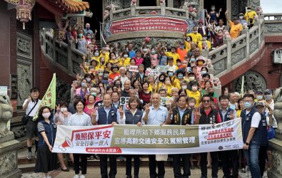 為推廣高齡駕照安全新制，交通部在彰化埔鹽順澤宮舉行「廟口開講」，透過互動宣導讓政策走入社區。（彰化監理站提供）