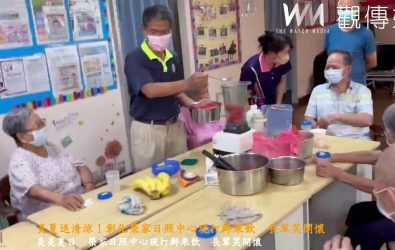 彰化榮家日照中心辦鮮果飲活動，為長輩送上清涼消暑的夏日飲。（記者陳雅芳攝）