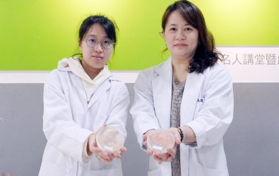 大葉校友蔡嘉臻在張淑微副教授指導下，以仙人掌果研發美粧應用，不僅獲國科會補助，更拿下發明專利。（大葉大學提供）
