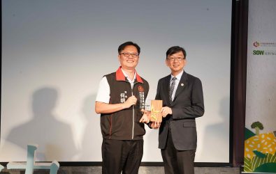新北市榮獲「五星城市」殊榮於六都之中名列第一，新北市政府農業局長諶錫輝(右)代表領獎
