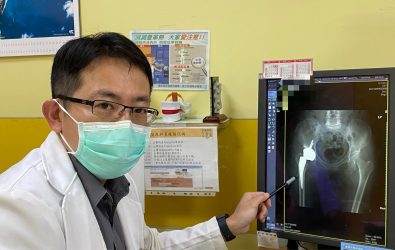 員榮醫院骨科陳建甫主任為旅居加拿大女患者，以「正前開式」置換人工髖關節，患者從加拿大寄來航空信表達感謝。（員榮醫院提供）