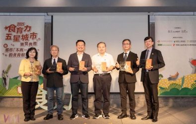 嘉義縣政府五連霸全國食育力五星城市，成為全台食安教育的領航者，衛生局局長趙紋華（左）代表受獎。（圖/嘉義縣政府提供）