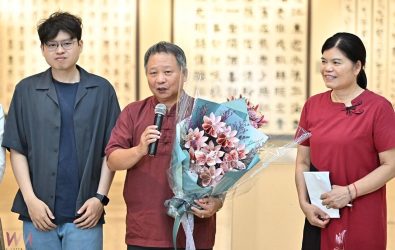 北港在地資深書法家蔡誠賢，以筆墨耕耘近四十載，其書法創作生涯首度完整展出。（圖／記者蘇榮泉攝）