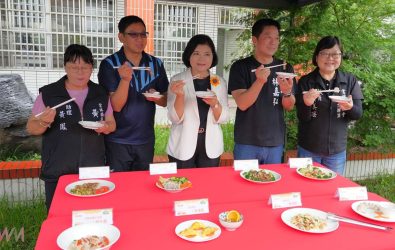 縣長張麗善親自出席創意料理比賽活動，強調「吃當地、食當季」的理念，並呼籲民眾從日常廚房行動，實踐減碳、愛地球的綠色生活。（圖／記者蘇榮泉攝）