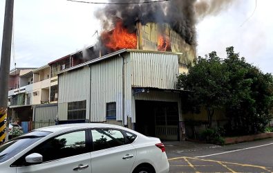 田尾鄉建平路一段一處透天厝驚傳火警，濃煙與烈焰自3樓鐵皮加蓋客廳竄出，火勢經消防人員撲滅，無人傷亡。（消防局提供）